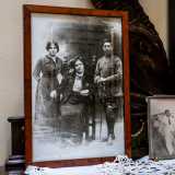 Anche questo ambiente pullula di cimeli, a partire da una foto d�epoca dei nonni...